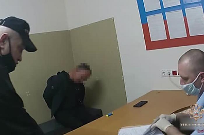 Задержание оторвавшего погоны у полицейского авиадебошира сняли на видео