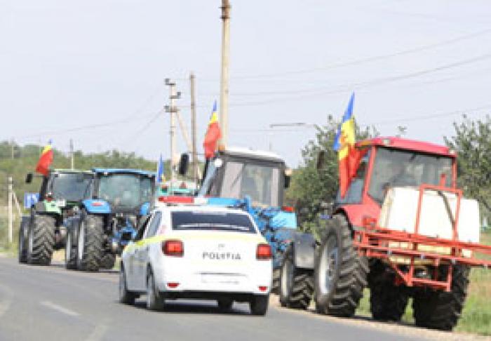 AGRICULTORII DIN RAIOANELE CĂUŞENI ŞI STEFAN VODĂ AU BLOCAT DRUMUL NAŢIONAL LA INTRAREA ÎN CĂUŞENI