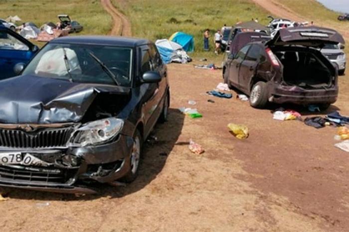Автомобиль скатился с горы в отдыхающих на пляже россиян