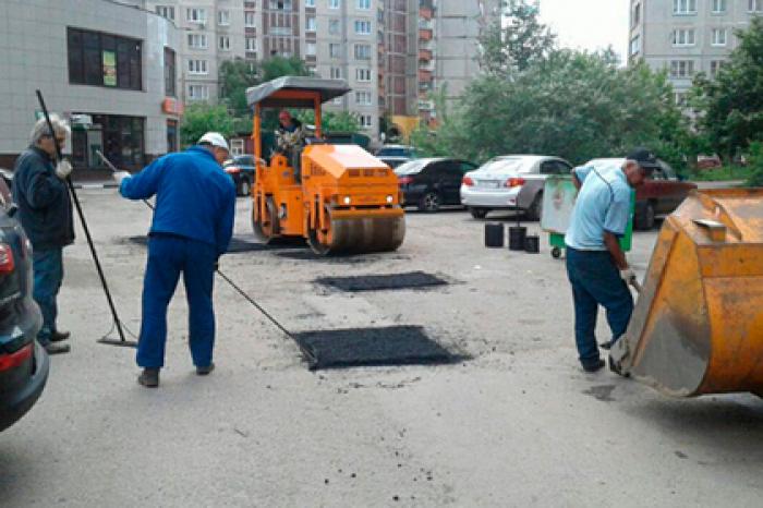 Более 60 тысяч ям устранили во дворах Подмосковья с начала года