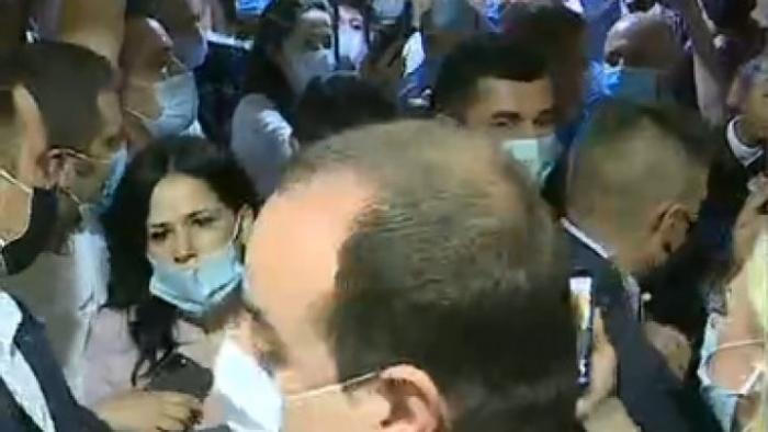 BREAKING NEWS: HAOS TOTAL în Parlament! Fluierături şi îmbrânceli în clădirea Legislativului
