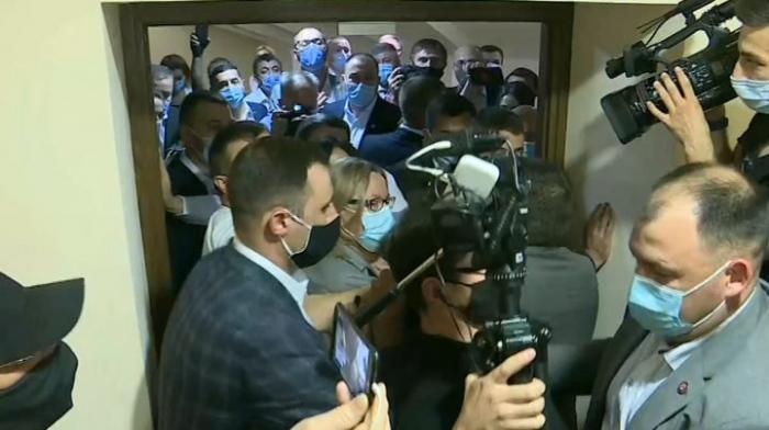 CIRC la Parlament. Agenții de pază s-au îmbrâncit cu jurnaliștii și deputații, iar o ușă din sediul legislativului a fost spartă