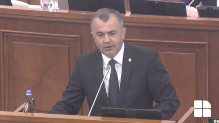 După mai multe încercări eşuate, Chicu a prezentat în plen proiectele de asumare a răspunderii, însă a fost huiduit