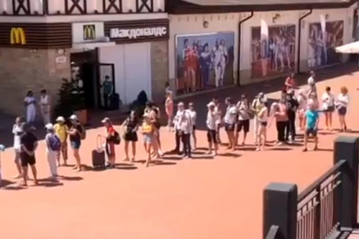 Гигантские очереди из туристов в Сочи попали на видео и возмутили жителей