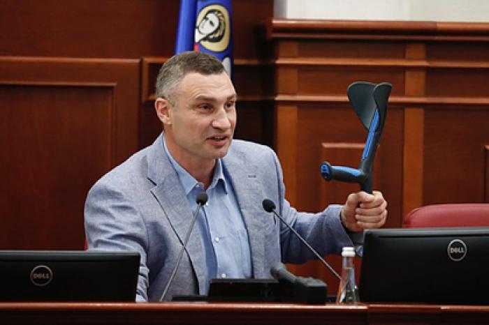 Кличко на костылях пригрозил «накостылять» чиновникам