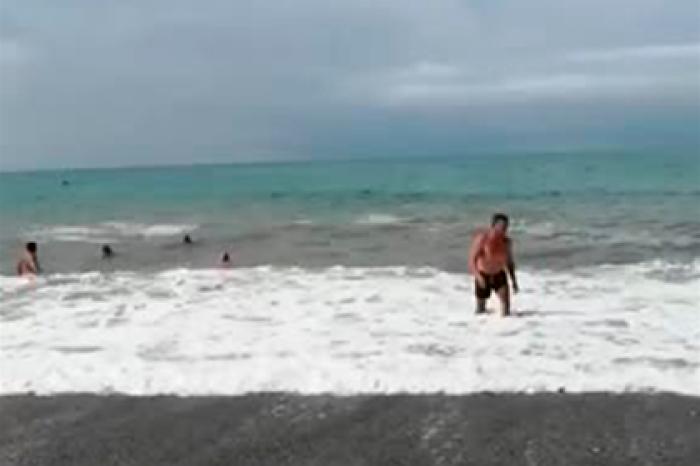 Купающиеся в шторм туристы замучили спасателей в Сочи и попали на видео