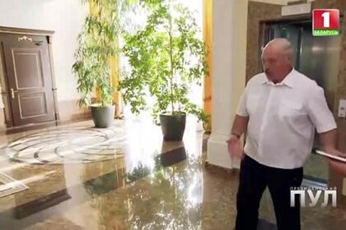Лукашенко пришел на интервью без обуви и попал на видео