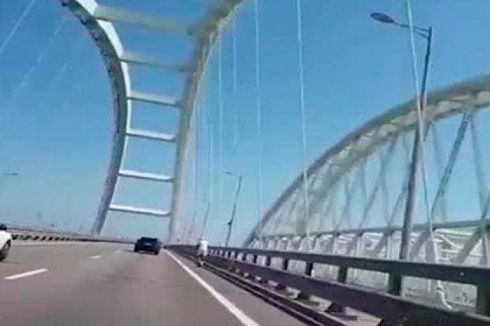 Мчащийся на самокате по Крымскому мосту мужчина в белом попал на видео