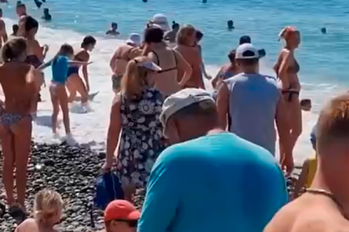 Не помещающиеся на пляжах туристы в Сочи попали на видео и ужаснули местных