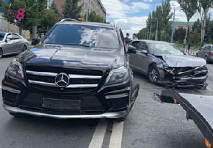 OMUL DE AFACERI VEACEASLAV PLATON, EFECTUÂND O MANEVRĂ NEREGULAMENTARĂ, A FOST IMPLICAT ÎNTR-UN ACCIDENT ÎN CENTRUL CAPITALEI