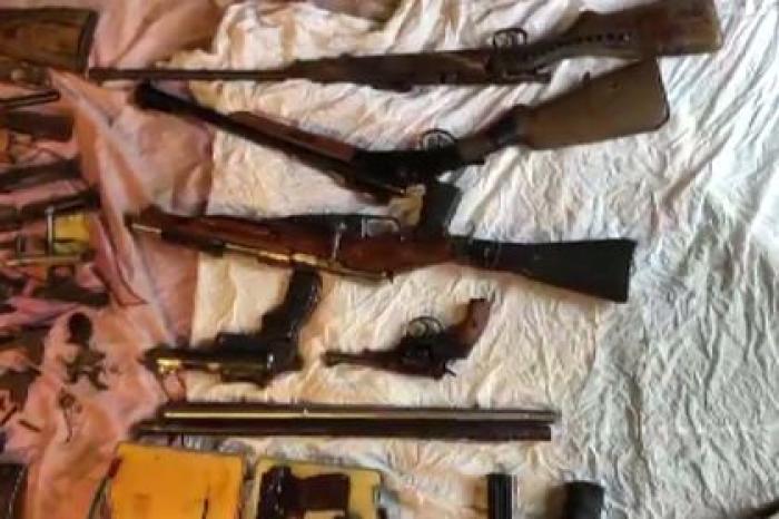 Оперативники ФСБ задержали подпольных оружейников с арсеналом времен войны