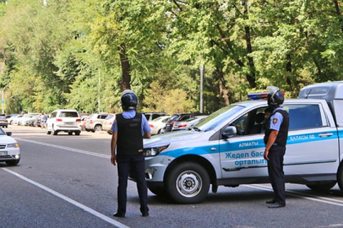 Полицейский выпрыгнул за педофилом из окна 13-го этажа и поймал его
