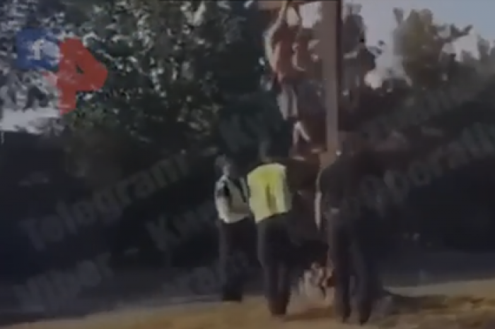 Полуголый мужчина пытался скрыться от полиции и залез на крест