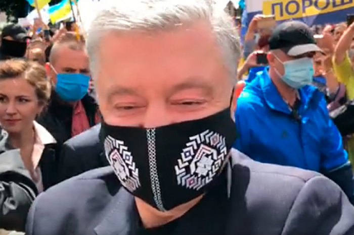 Порошенко разбил камеру журналистов