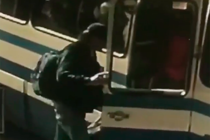 Появилось видео с заходящим в автобус украинским террористом