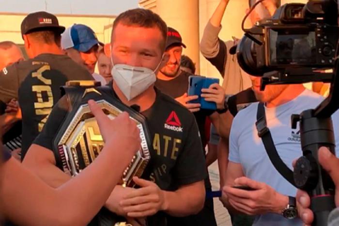 Появилось видео встречи Петра Яна в аэропорту Екатеринбурга