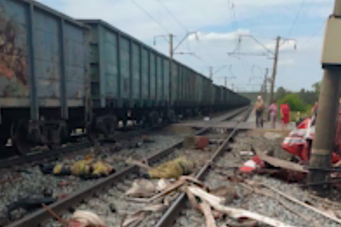 Пожарная машина протаранила поезд в российском регионе и попала на видео