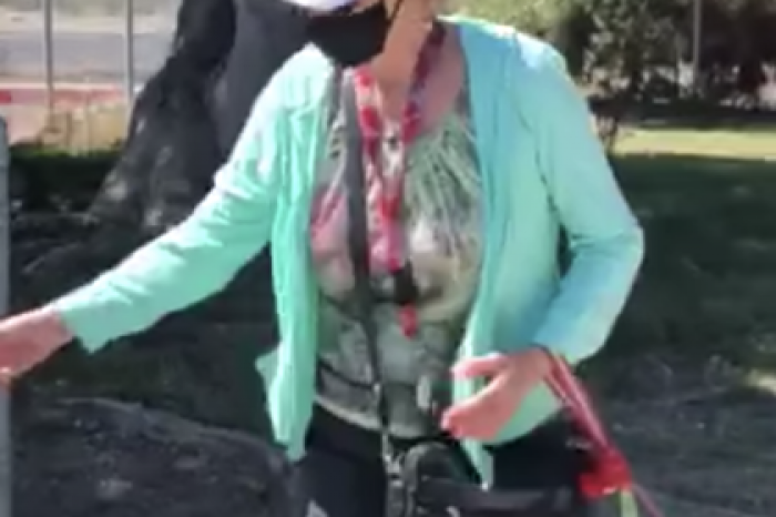 Пожилая женщина напала на людей без масок и попала на видео