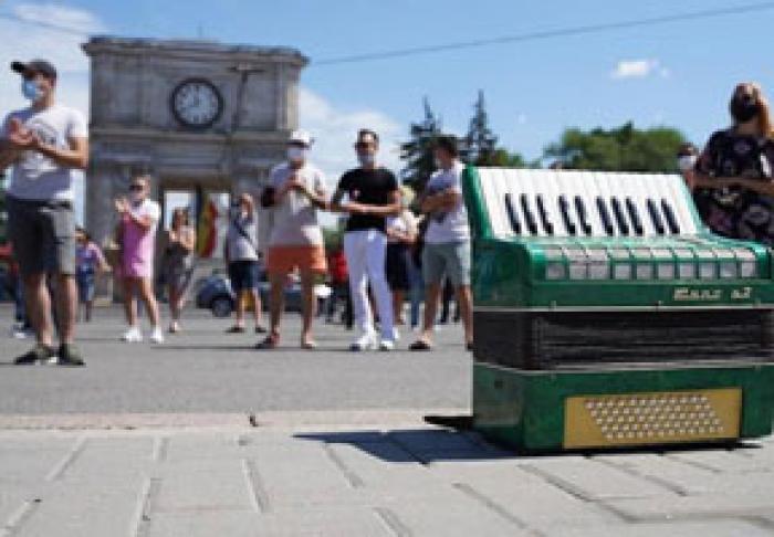 PRESTATORII DE SERVICII LA CEREMONII AU PROTESTAT ÎN FAŢA GUVERNULUI