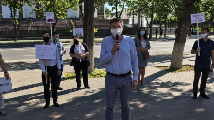 PROTEST la Parlament. "UNIREA": Deputaţii nu mai sunt reprezentanţi ai poporului, sunt strict unelte în mâna unor grupări criminale