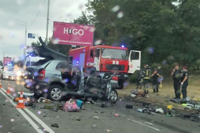 Пьяный водитель Mercedes убил семью в ДТП под Киевом