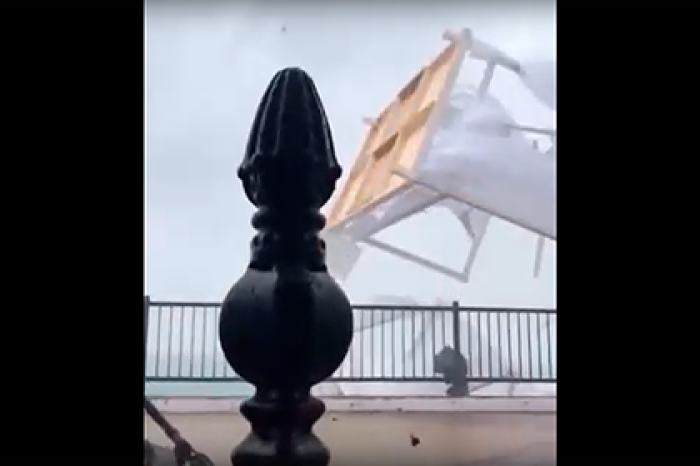 Разрушительные последствия урагана в Сочи попали на видео