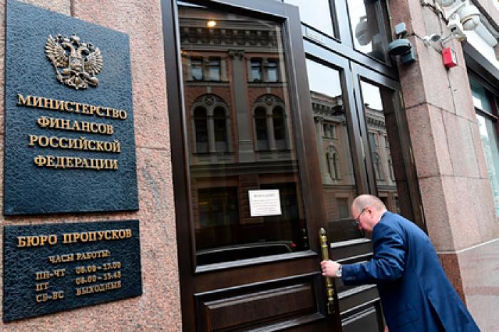 Россиянам разрешили еще три года выводить деньги в офшоры