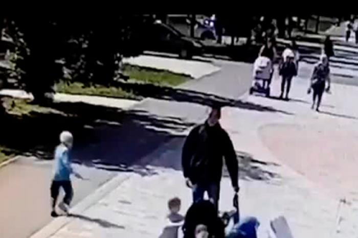 Россиянин из ненависти пинал женщин ногами в парке и попал на видео