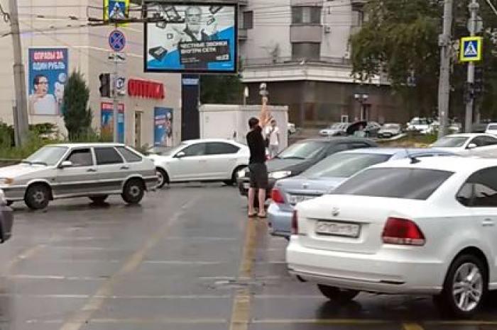 Россиянин с зонтом ликвидировал километровую пробку и попал на видео