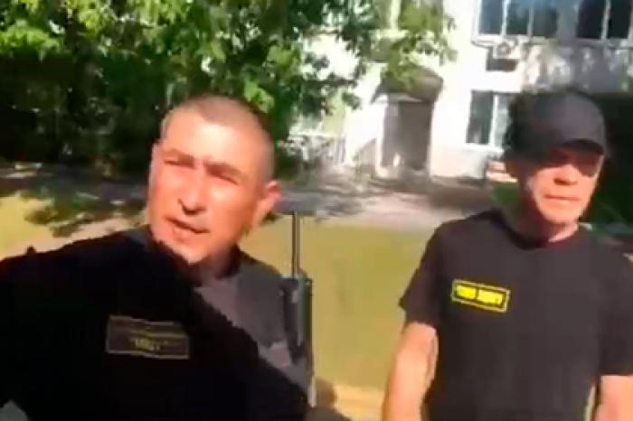 Российские охранники напали на доставившего пациента с COVID-19 водителя скорой