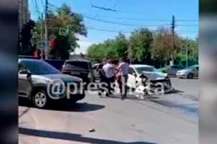 Российский бизнесмен попал в аварию и попытался избить девушку