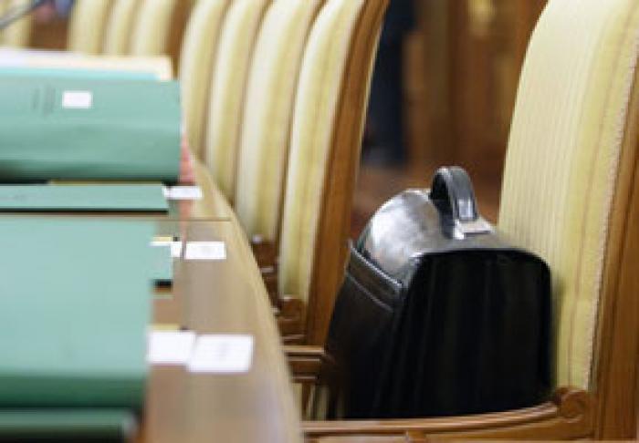 SONDAJ: APROAPE JUMĂTATE DIN CETĂŢENI NU AU ÎNCREDERE ÎN NICIUN POLITICIAN MOLDOVEAN
