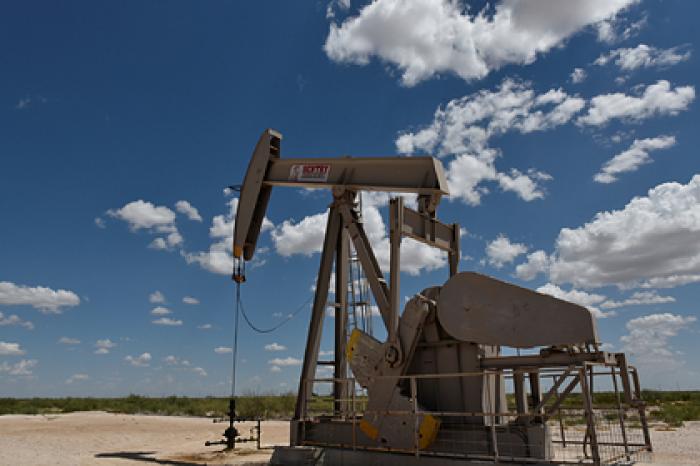 Страны ОПЕК+ договорились увеличить добычу нефти