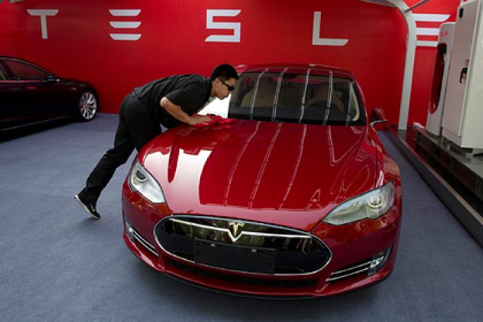 Tesla наймет тысячу китайцев