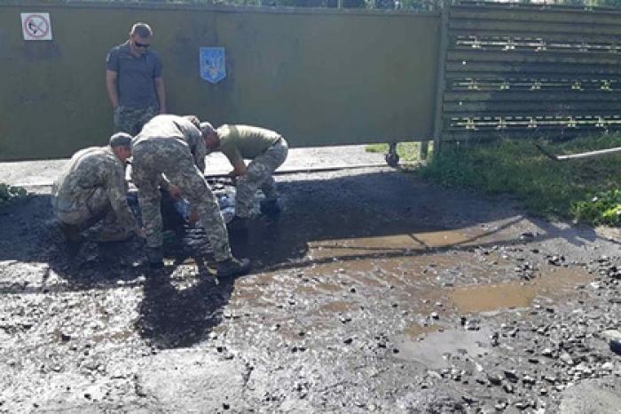 Украинские военные осушили лужи перед визитом Зеленского