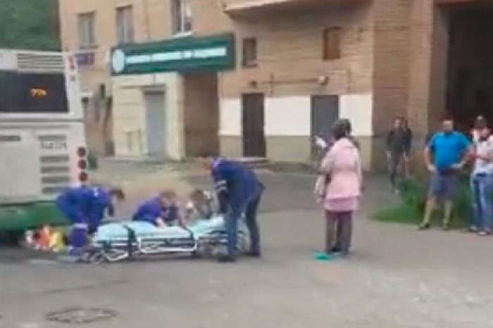 В Москве автобус протаранил остановку и насмерть сбил человека