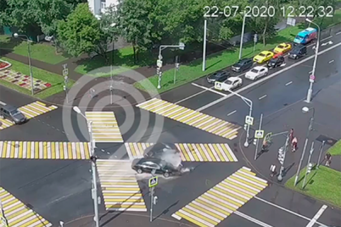В Москве автомобиль после ДТП влетел в пешеходов и попал на видео