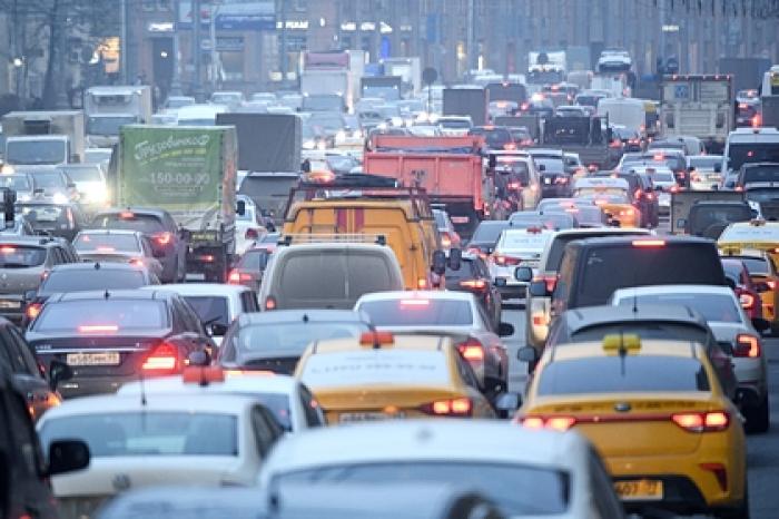 Возвращающиеся с отдыха россияне попали в 30-километровую пробку