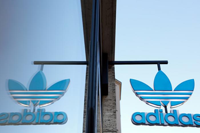 Женщина 23 года работала в Adidas, высказалась о расизме и была уволена