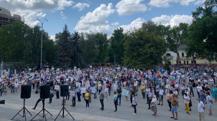 Agricultorii, nemulțumiți de acțiunile Guvernului. Zeci de fermieri protestează în centrul Capitalei (FOTO)