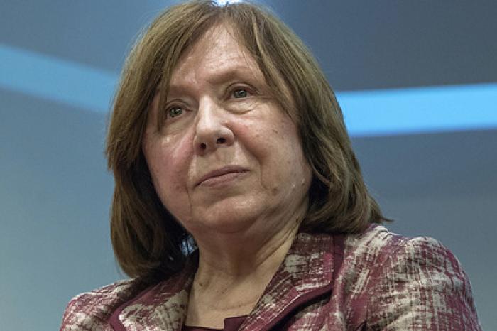 Алексиевич обвинила российских силовиков в подавлении белорусских протестов
