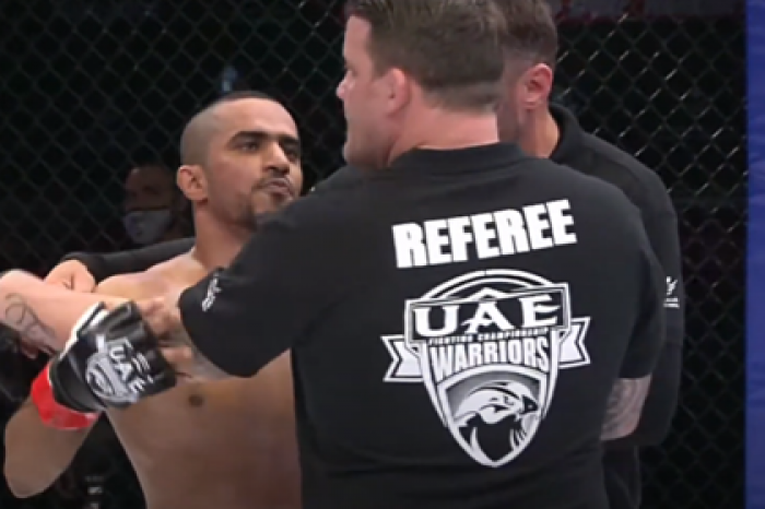 Боец MMA передержал удушающий прием и напал на судью