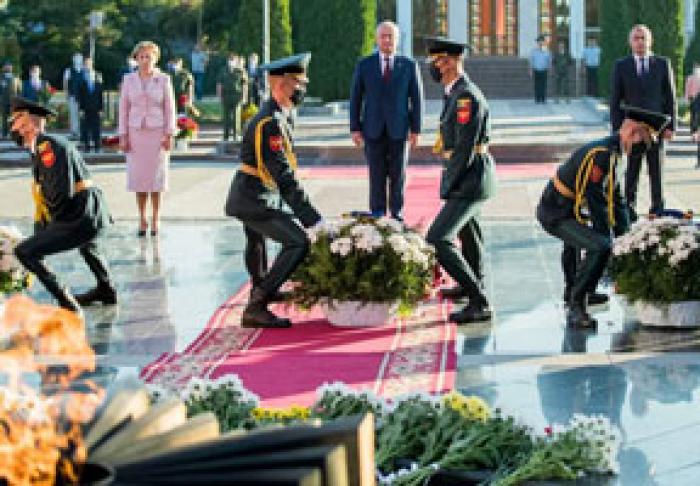 CONDUCEREA MOLDOVEI A DEPUS FLORI LA MEMORIAL, CU PRILEJUL CELEI DE-A 76-A ANIVERSĂRE DE LA ELIBERAREA DE FASCISM