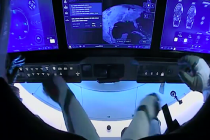 Crew Dragon отстыковался от МКС