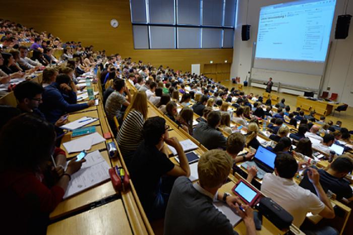 Девушка случайно предложила преподавателю оральный секс во время занятия