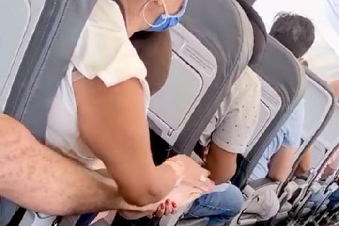Действия пассажирки самолета с ногой попутчика попали на видео и возмутили сеть