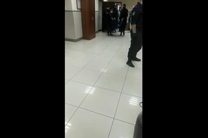 Ефремова пронесли по суду за руки и за ноги