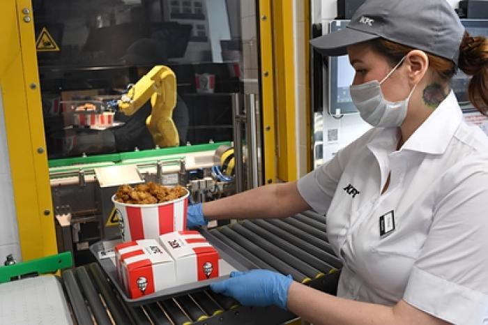 KFC впервые отказалась от слогана «Пальчики оближешь» из-за коронавируса