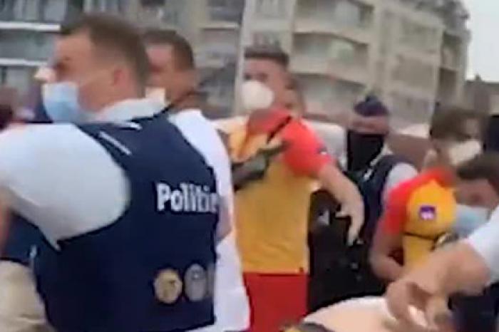 Массовая драка туристов на пляже популярного курорта попала на видео