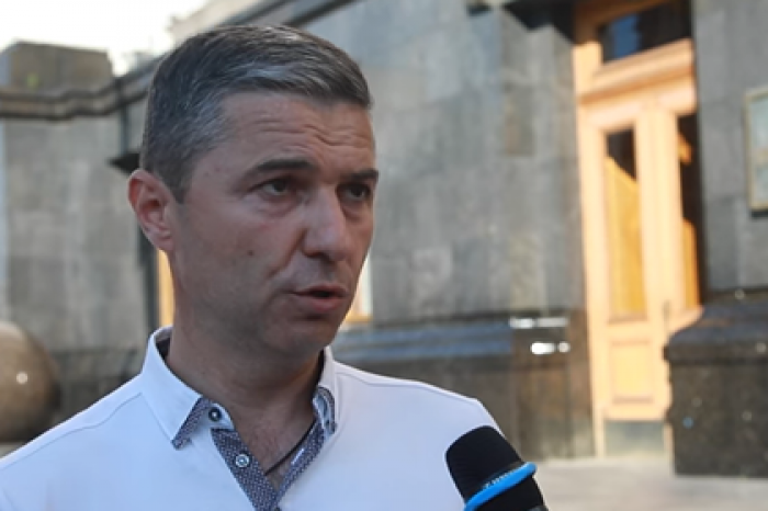 Мэр украинского города пришел к офису Зеленского с палаткой и спальником